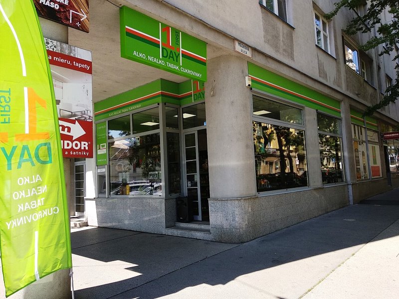 Bratislava, Odborárske námestie 2